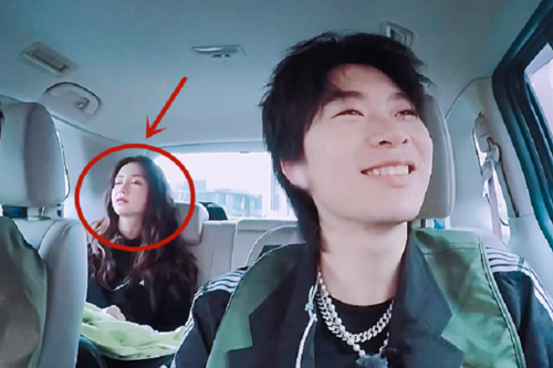 原创baby录节目太累,困到"睁着眼"睡觉,仰拍镜头下颜值真实了