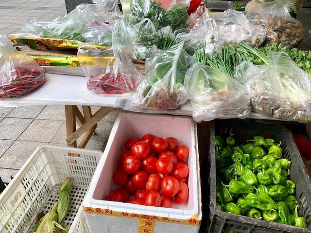 地摊烟火|80后夫妻摆摊卖菜:为了孩子过得好一点,累点