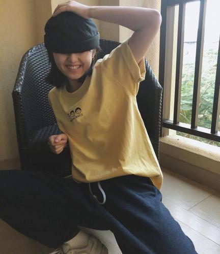 张子枫身材太路人,高考后现身机场,夏季穿厚重西装牛仔裤更显矮