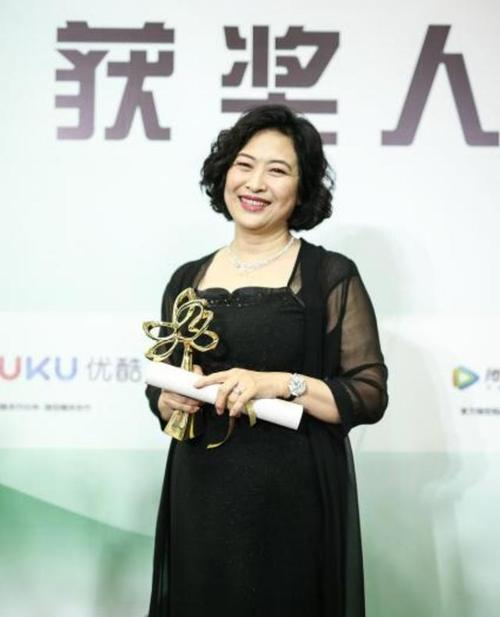 58岁的许娣不服老黑色外套内搭粉色连衣裙丝毫不显年纪与身材