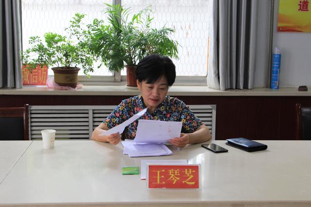 市委常委,组织部长王琴芝仔细查看群众材料市委常委,政法委书记邵明杰
