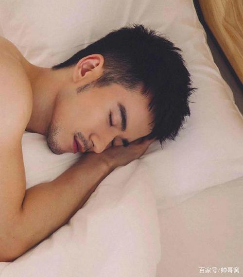 英俊帅气的男生,刚刚睡醒还没起床就抱着爬到床上的小