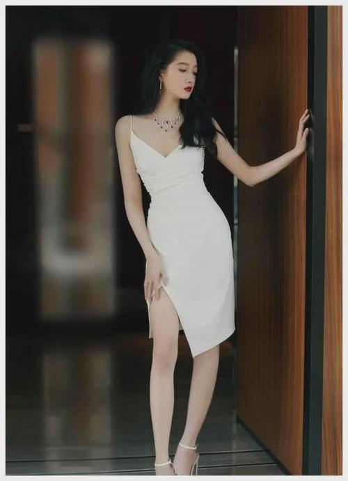 关晓彤穿吊带裙,女人味十足,难藏大长腿