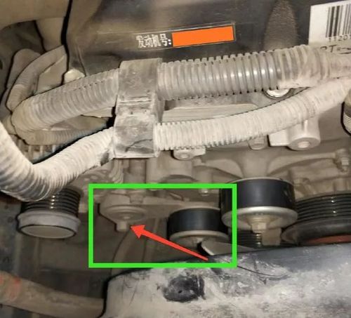 师傅指着下图绿色区域所示,这个轮子就是发电机皮带的涨紧轮,可以自动