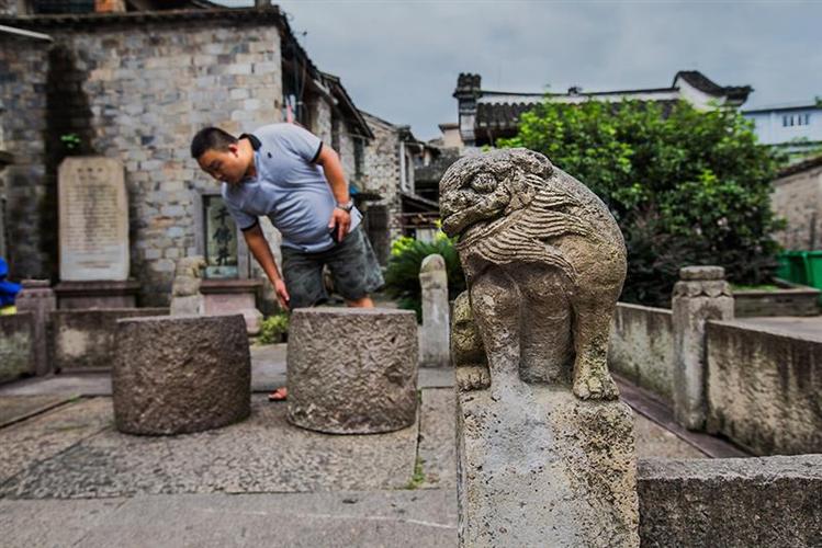 在紫阳街上千佛井位置显著,是行人,游客必经之地.
