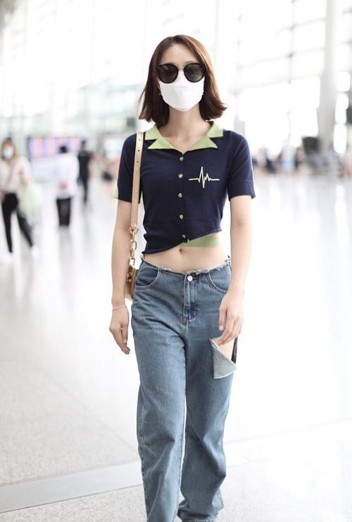 蓝盈莹穿衣太霸气露脐背心配工装短裤这蚂蚁腰太诱人了