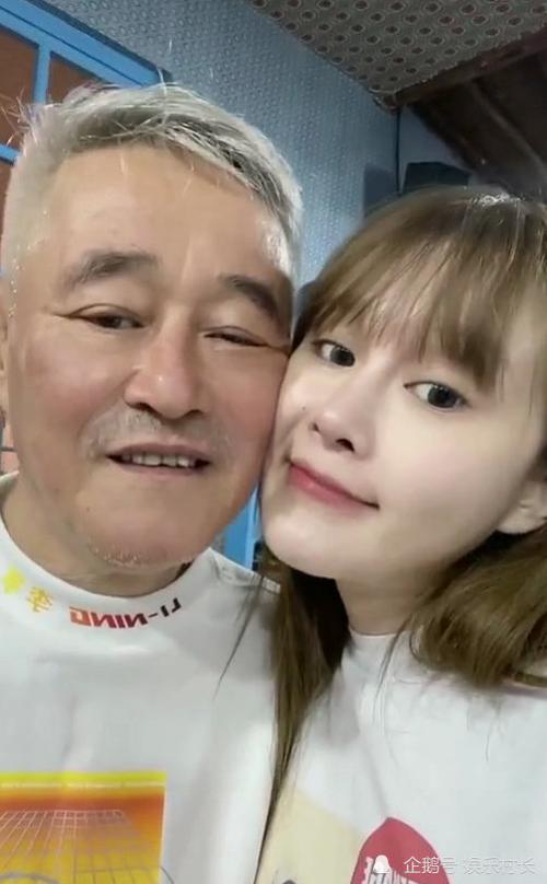 赵本山女儿球球答应男友求婚,现场曝光拥吻超甜蜜,男方或入赘本山家族