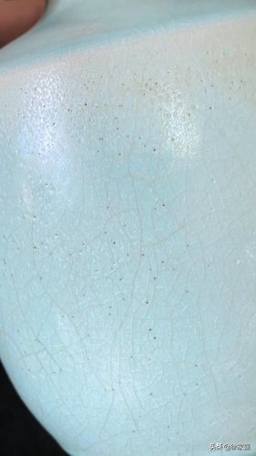太开门了,胎釉出现大面积钙化…这一件瓷器吧我给介绍一下哦:胎釉出现