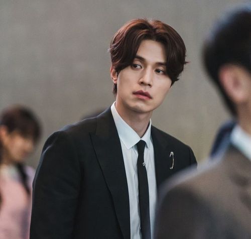 李栋旭新剧路透:中长发发型引审美疲劳,粉丝希望他换短发