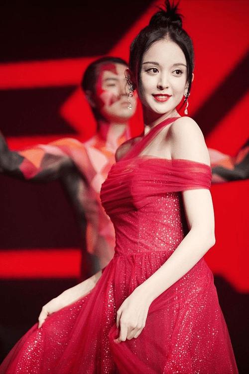 古力娜扎的气质真好,扎个丸子头清纯减龄,粉色裙子挺显少女感的