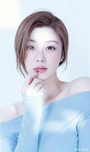 王牌女郎费费高清写真:皮肤细腻,气质高雅,身材妖娆