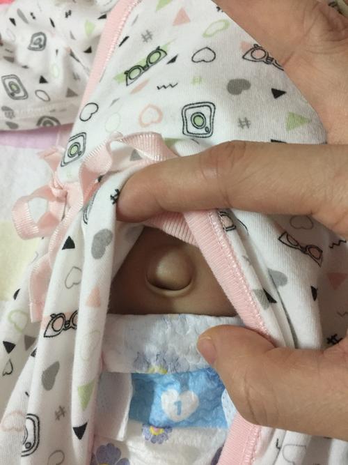 满月宝宝不哭的时候肚脐这样正常吗?