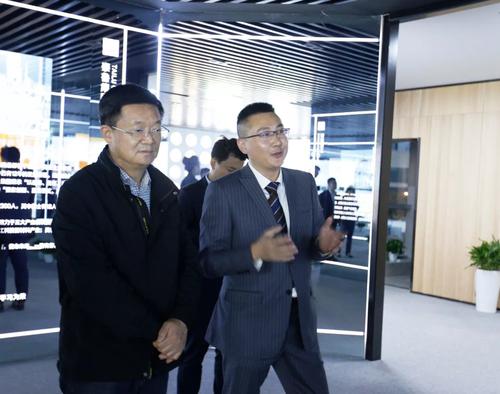 随后,泰鲁集团董事长李超群就集团基本情况,集团业务板块,发展现状