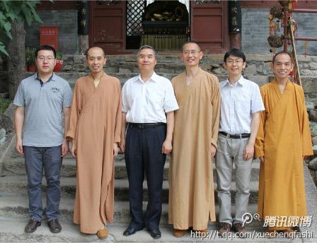 受到龙泉寺监院禅兴法师,贤启法师等热情接待
