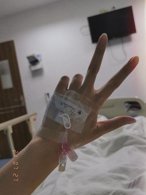 扎留置针可一定要找老护士一开始给我扎的小妹妹失败了痛的我手指发麻