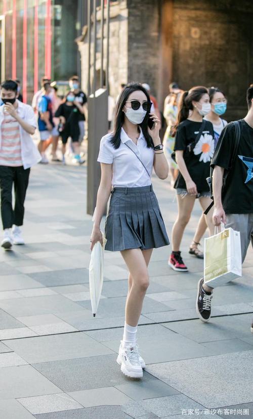 短裙很适合女生们日常约会,穿出少女感,看起来特别