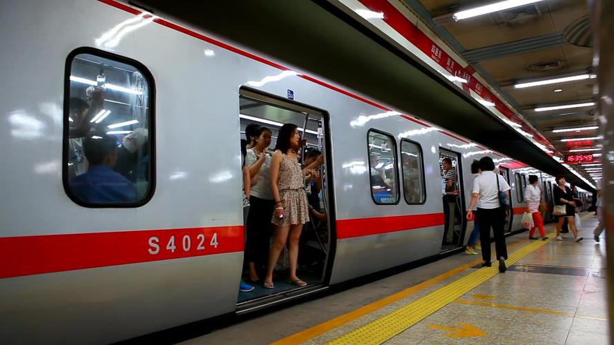 北京地铁一号线列车进站出站