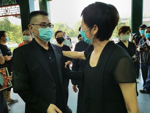 主持人沈力追悼会敬一丹吴刚李瑞英现身 倪萍眼睛哭红肿被搀扶