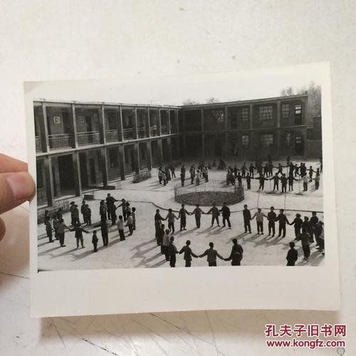 老照片:田家庄大队自建教学楼    背面有说明 地点:河北省束鹿县(现
