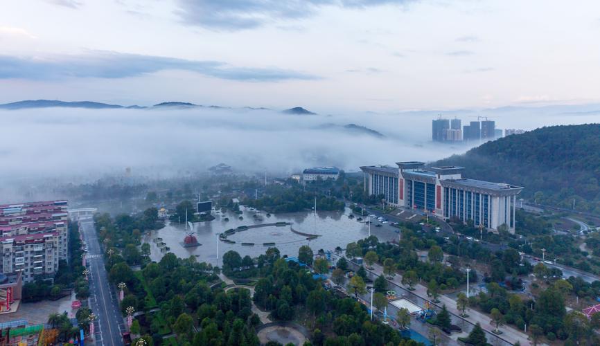 2月14日,湖南省永州市东安县城区空气格外清新,云海翻腾,云雾弥漫.