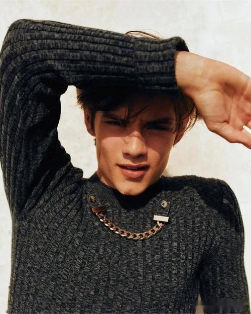 组图新生代小鲜肉路易斯帕特里奇杂志大片