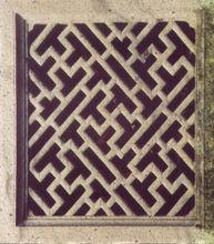 "卍"字为古代一种符咒,用做护身符或宗教标志,常被认为是太阳或火的