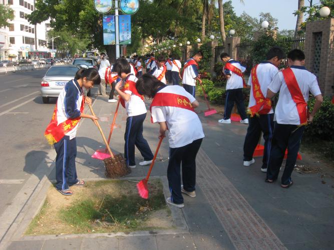 团万宁市委组织青年志愿者开展"文明大行动,清洁我先行"活动