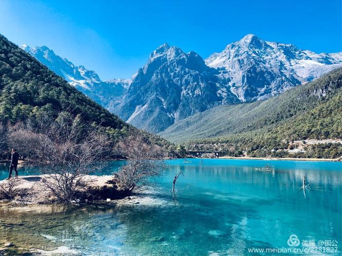 忍不住凡尘思念, 煎熬尘世的轮圆, 只在那一天出现, 行迹雪山千年恋.