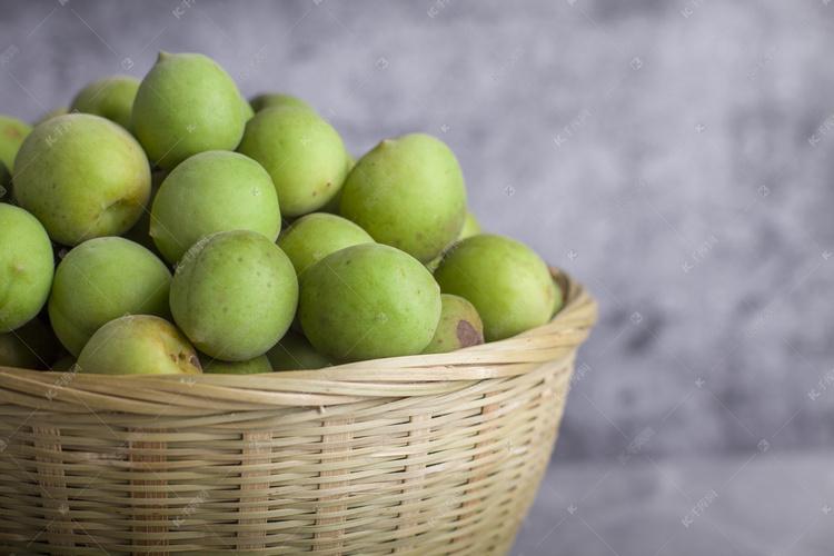 装在篮子里的青梅高清摄影大图-千库网