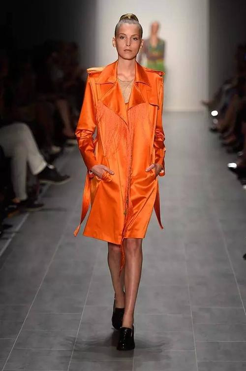 深秋告别黑白灰 来一身亮眼的橙色look