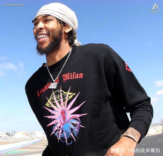 湖人球员登机照,英格拉姆笑容满面,詹皇霸气侧漏,麦基