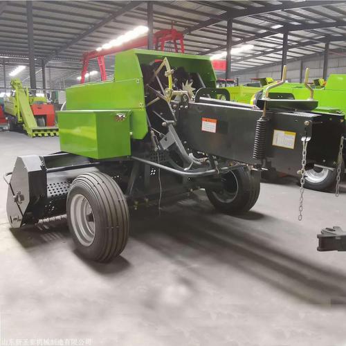 新款秸秆捆草机现货四轮带干鲜秸秆捆草机自动方捆拾草机