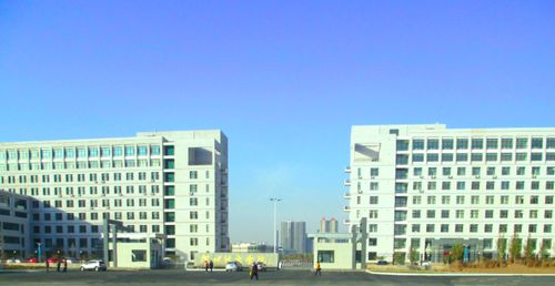  /i>y)坐落在素有北京"北大门"和"后花园"之称的塞外名城张家口市,是