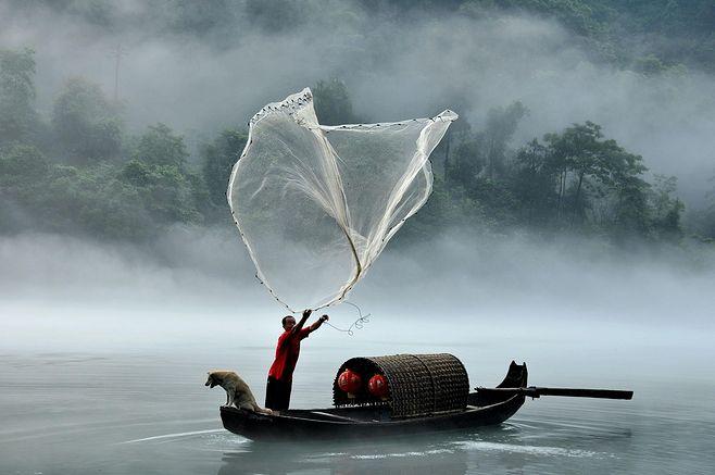 撒渔网捕鱼渔夫景物动作