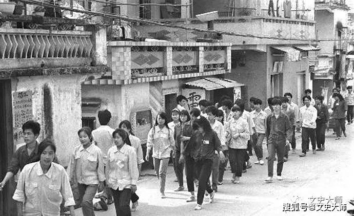 原创深圳老照片:90年代深圳"扫黄"场景,第一代打工妹素颜出镜