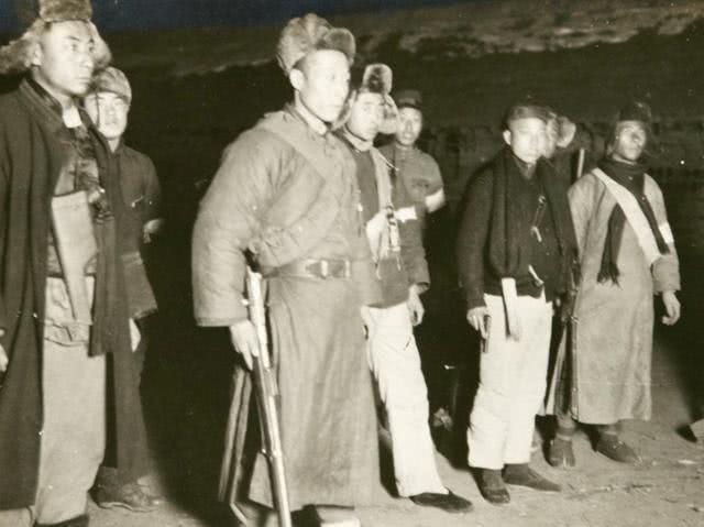 老照片解放前东北土匪胡子的真实照片动乱时期枪不离手