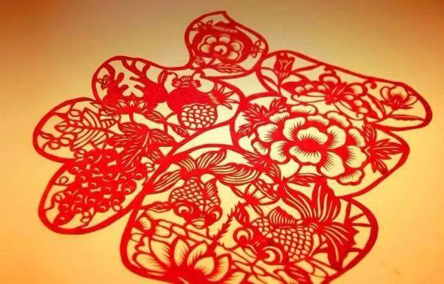 中国结是中国特有的手工编织工艺品,最早来自旧石器时代的缝衣打结