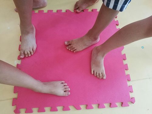 幼儿园创意美术写生体验课《水塘中的小脚丫》