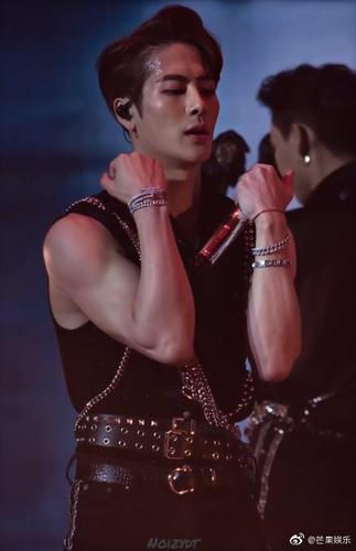 王嘉尔的身材,谁不馋啊?满屏荷尔蒙暴击,你敢信他的