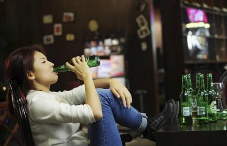 心情不好就喝酒消愁?实验表明,喝酒不仅不能解忧,还会