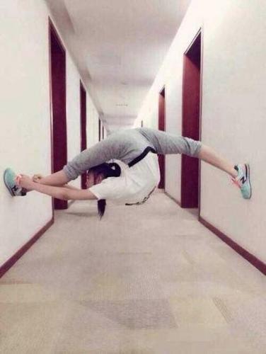 "近日,一位女孩在墙面上做出"一字马"(俗称"劈叉")高难度动作的照片