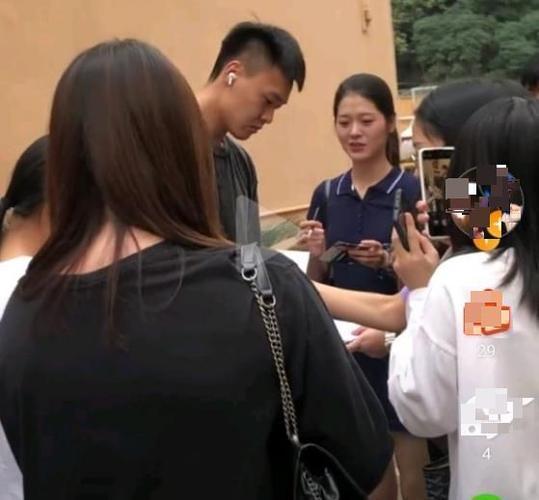 粉丝太多广东队宿舍门前女球迷不少赵睿和马布鲁克斯遭围堵