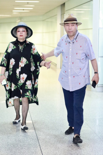 杨议妻子虽然有贵妇气质,但穿上黑丝之后,却带着一种俗气感