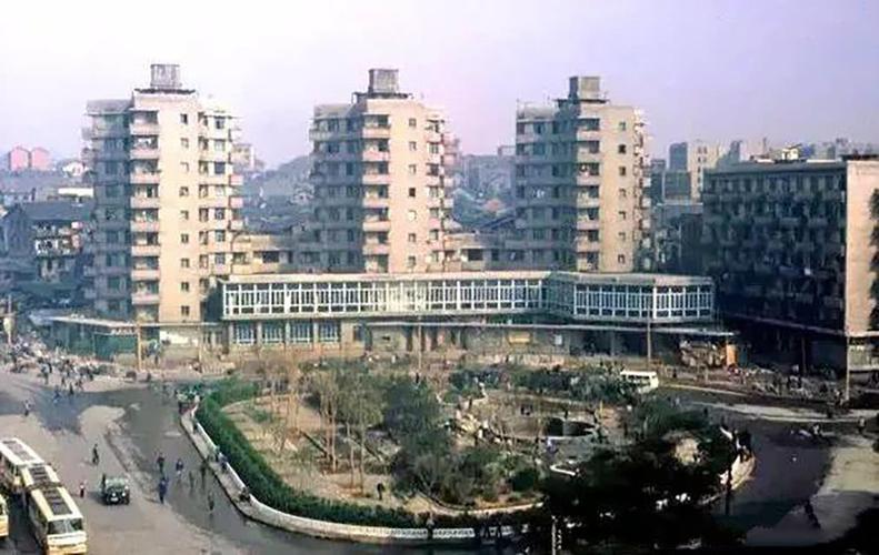 老照片:80年代的重庆,已经相当的繁华了