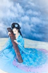 求图"腰间佩箫的古装蓝衣女子