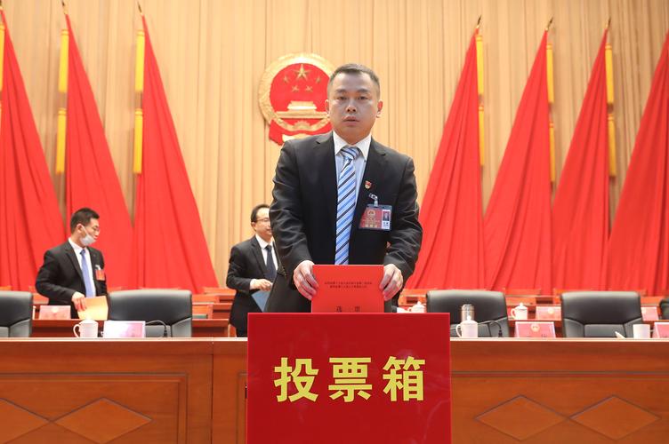 县委副书记,代县长苏振投下神圣的一票
