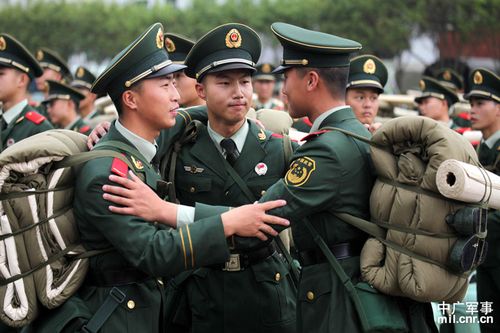 边防新兵下连 分兵点名大声"到!