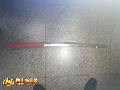 原标题: 司机不服交警执法挥90厘米砍刀对抗 被拘10天(图)