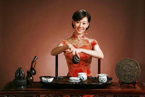 作为一名茶艺师,在茶艺表演中的表情显得尤其重要.