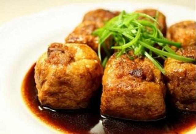 油豆腐塞肉以油豆腐,肉馅为主料,口感甜中带咸,鲜香美味,下饭!